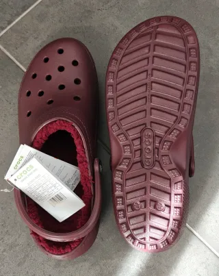 Zuecos Crocs rojos forrados