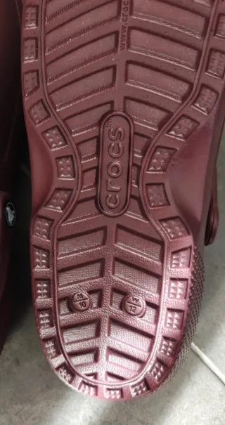 Zuecos Crocs rojos forrados