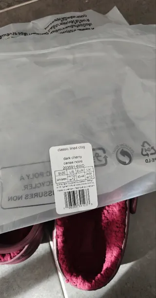 Zuecos Crocs rojos forrados