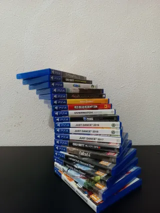 Videogiochi PS4 con caricatore per controller in omaggio