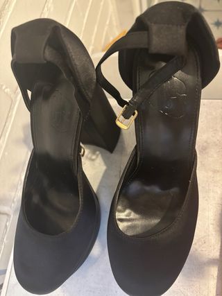 Zapatos de plataforma negros con tira