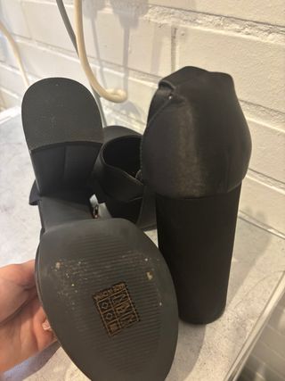 Zapatos de plataforma negros con tira