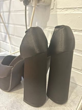 Zapatos de plataforma negros con tira