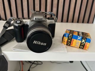 Cámara Nikon F65 analógica plata y negra
