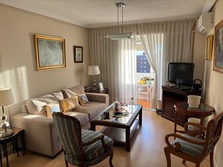 Sofá de tela beige y madera