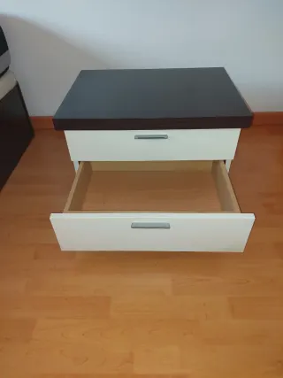 Mesita de noche blanca y marrón de gran calidad