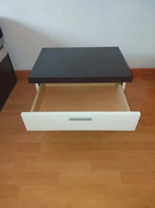 Mesita de noche blanca y marrón de gran calidad