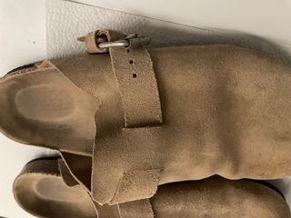 Zuecos de piel con hebilla Marca Lefties. Talle 40