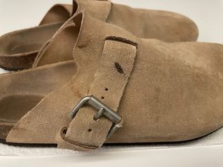 Zuecos de piel con hebilla Marca Lefties. Talle 40