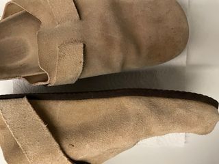 Zuecos de piel con hebilla Marca Lefties. Talle 40