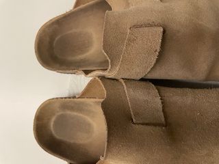 Zuecos de piel con hebilla Marca Lefties. Talle 40