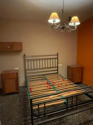 Habitación completa: Cama, mesitas y estante