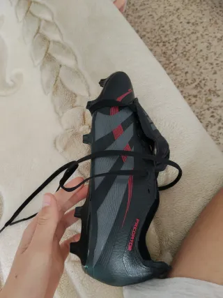 Zapatos de fútbol Adidas Predator negros/rojos