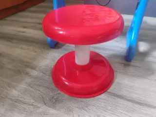 Piano de juguete rojo con micrófono