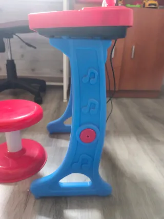 Piano de juguete rojo con micrófono