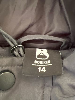 Abrigo acolchado con capucha y pelo