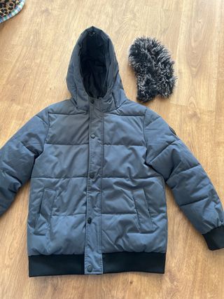 Abrigo acolchado con capucha y pelo