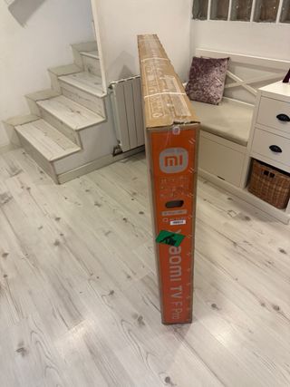 Xiaomi TV F Pro 65 TV + Soporte pared en su caja.