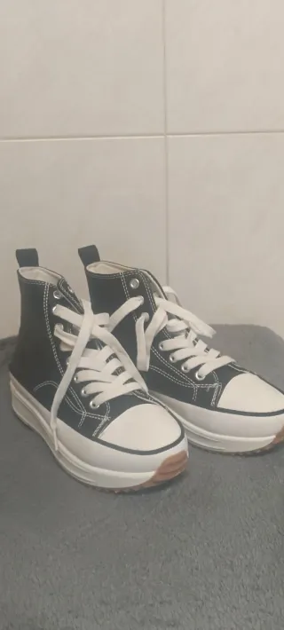Tenis altos negros con plataforma con apenas uso