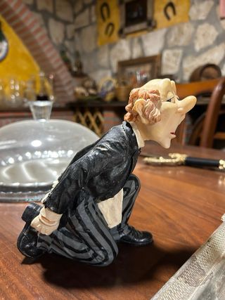 Figura camarero resina para botellas