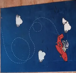 Alfombra infantil azul con avión y nubes