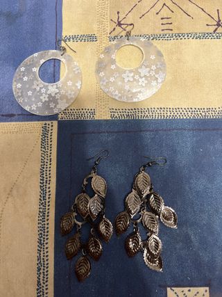 Pendientes largos plateados y negros