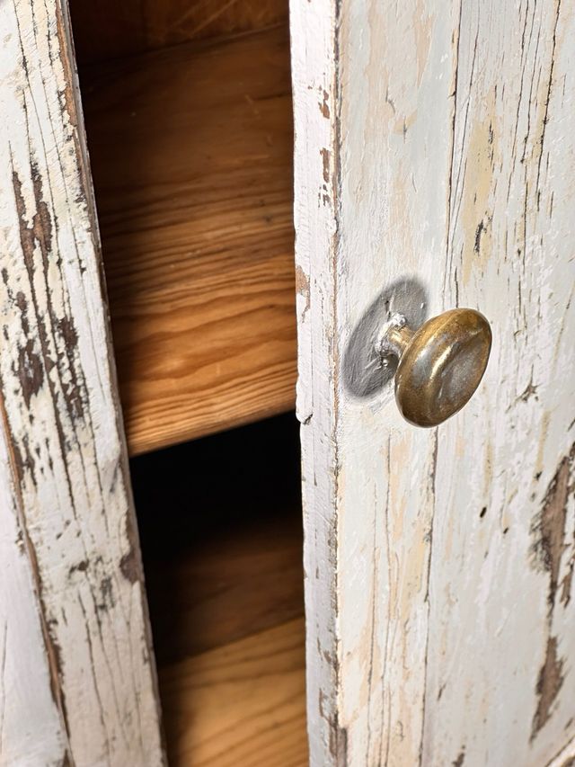 Alacena antigua de madera