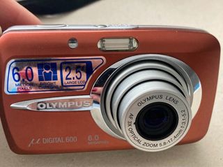 Cámara Olympus Digital 600. Muy buen estado.