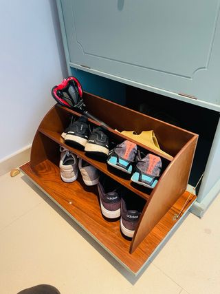 Mueble zapatero de madera verde