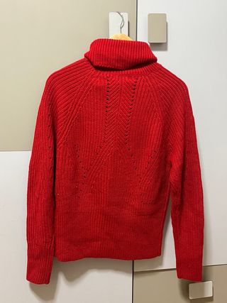 Jersey rojo cuello alto