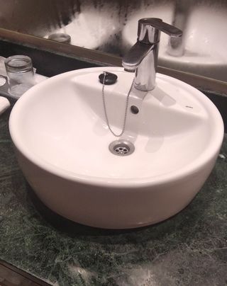 LEER - Lavabo de diseño con tara estética leve