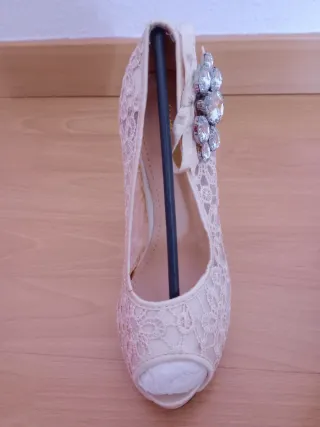 Zapatos de tacón beige con pedrería