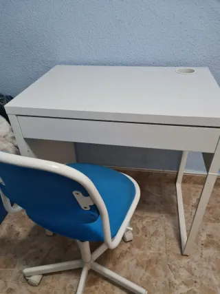 Escritorio blanco con cajón y silla