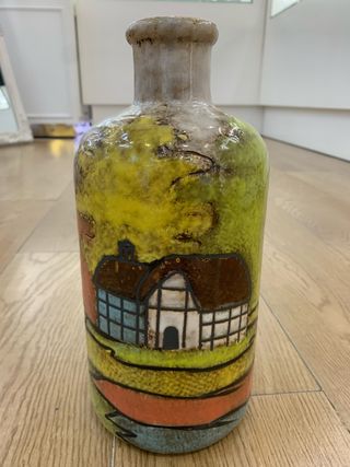 Jarrón de cerámica con casita