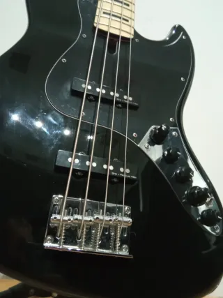 Bajo Marcus Miller V7 Alder 4 BK 2nd Gen