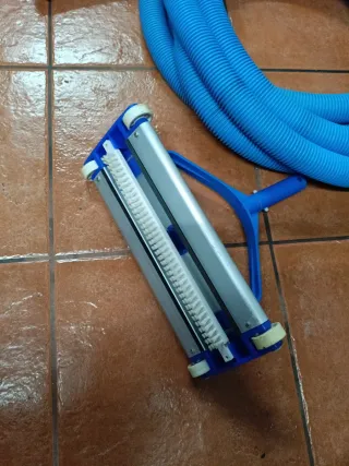Limpiafondos y tubo para piscina