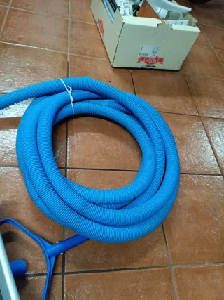 Limpiafondos y tubo para piscina