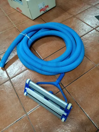 Limpiafondos y tubo para piscina