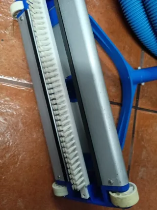 Limpiafondos y tubo para piscina