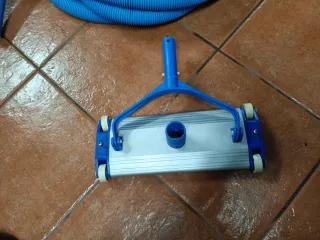 Limpiafondos y tubo para piscina