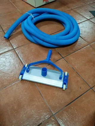 Limpiafondos y tubo para piscina
