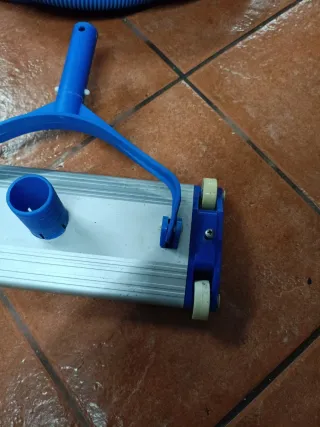 Limpiafondos y tubo para piscina