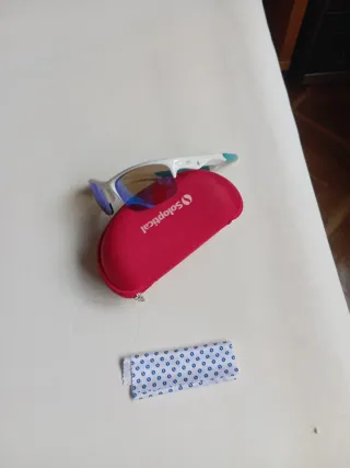 Gafas de sol blancas y turquesa