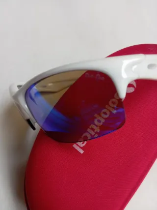 Gafas de sol blancas y turquesa