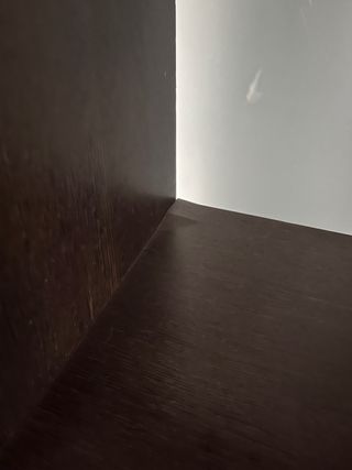 Estantería de madera oscura con luz