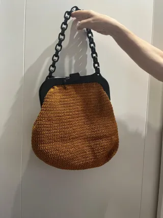 Bolso tejido naranja con cadena negra