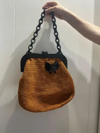 Bolso tejido naranja con cadena negra