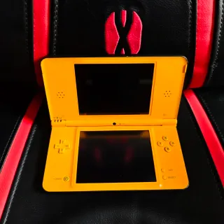 Nintendo DSi XL Amarilla Multisistema