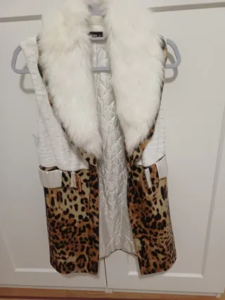 Chaleco con estampado de leopardo y cuello de pelo