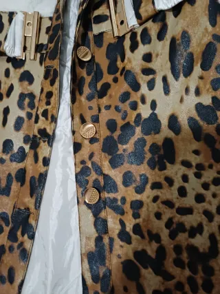 Chaleco con estampado de leopardo y cuello de pelo